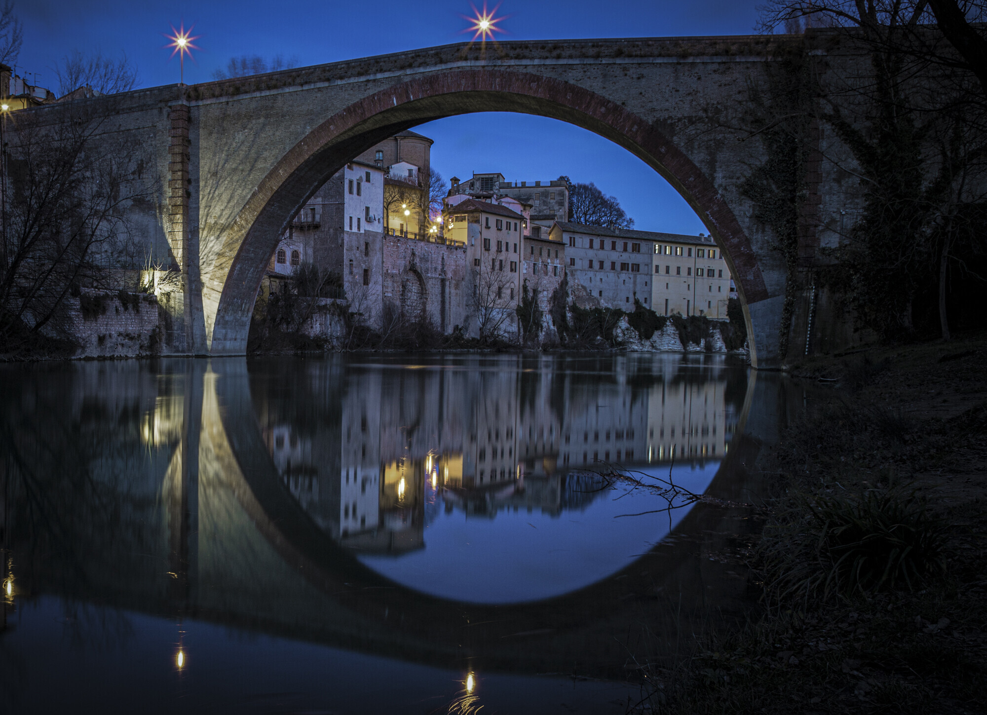 10 Attraverso il ponte PRIMA CLASS MICHELANGELO BIAGINI
IL BACCHINO
poesia. Un riflesso intrigante genera un cerchio che pare essere un grande obiettivo in grado di catturare un paesaggio onirico ed emozionale. Nel silenzio ammiriamo lo spettacolo premiat