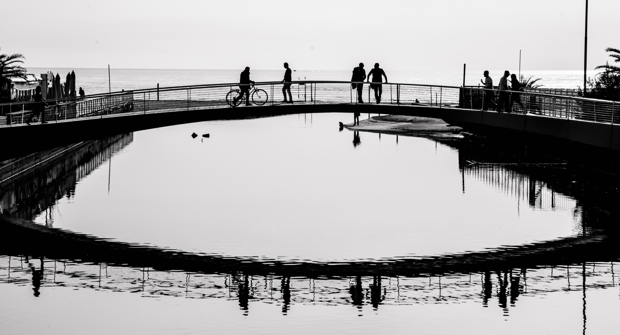 2 Ponti dincontro OTTAVA CLASS CLAUDIA GIAGNONI
IL BACCHINO

Il punto focale di questa fotografia va oltre il significato di ponte come manufatto che garantisce il passaggio da un punto ad un altro. Non solo descritto come possibilit per attraversare ma