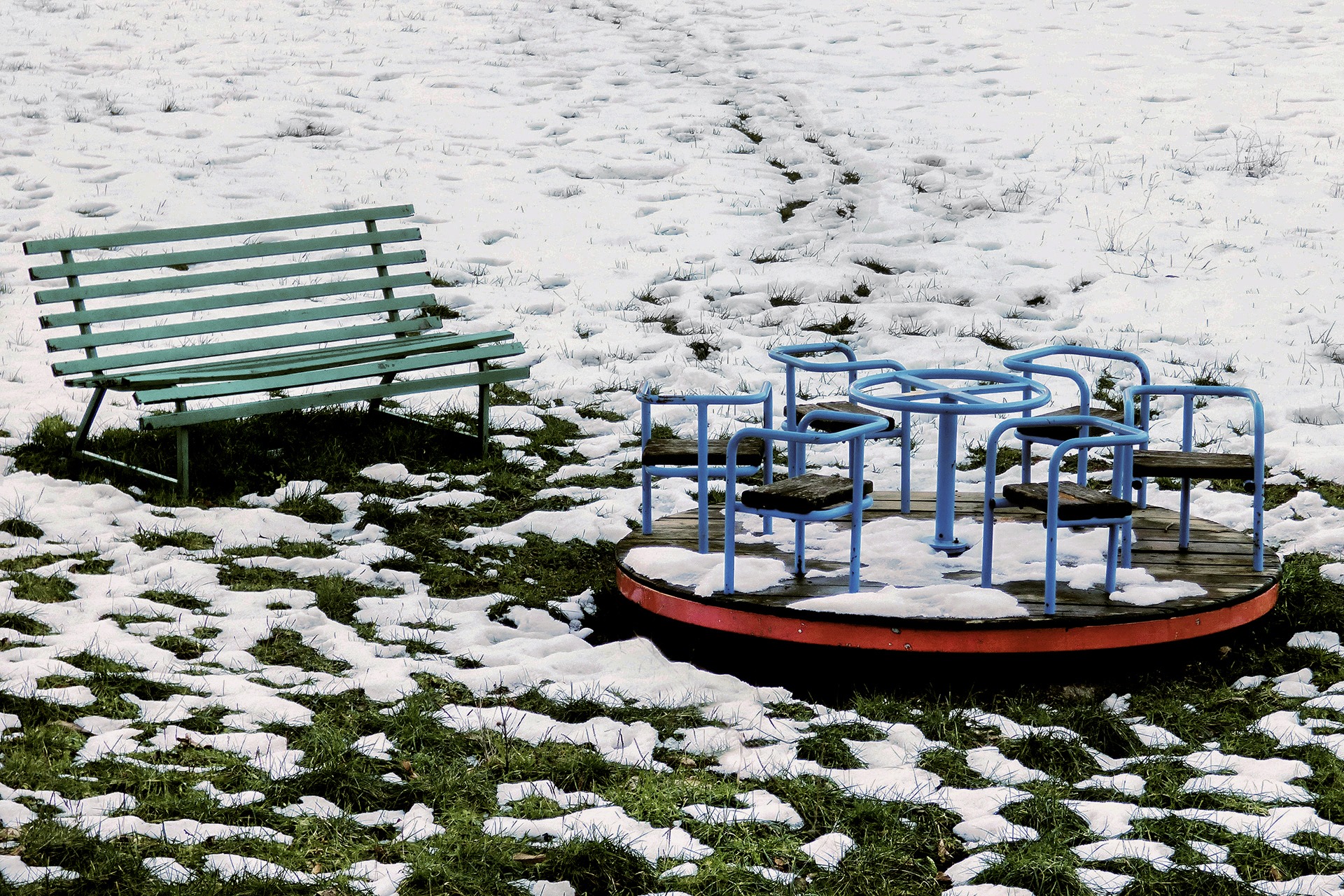 N.7)TERZA CLASS-
IMAGO CLUB FIORISA BARDAZZI

Il disgelo  anche simbolo di ritrovamenti, come in questa foto dal linguaggio allegorico che ci parla di assenze in un parco giochi mostrando la giostrina che attende bambini e la panchina adulti.
La composiz