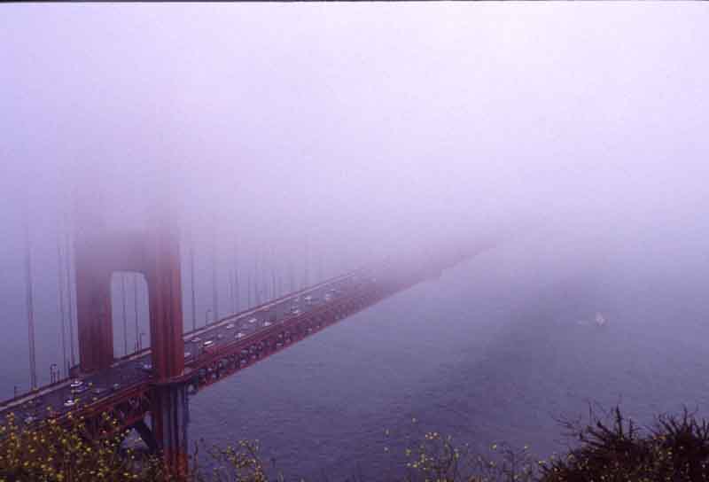 California-San Francisco-Golden Gate Bridge - ponte sospeso che sovrasta lo stretto che collega l'Oceano Pacifico con la Baia di San Francisco.   